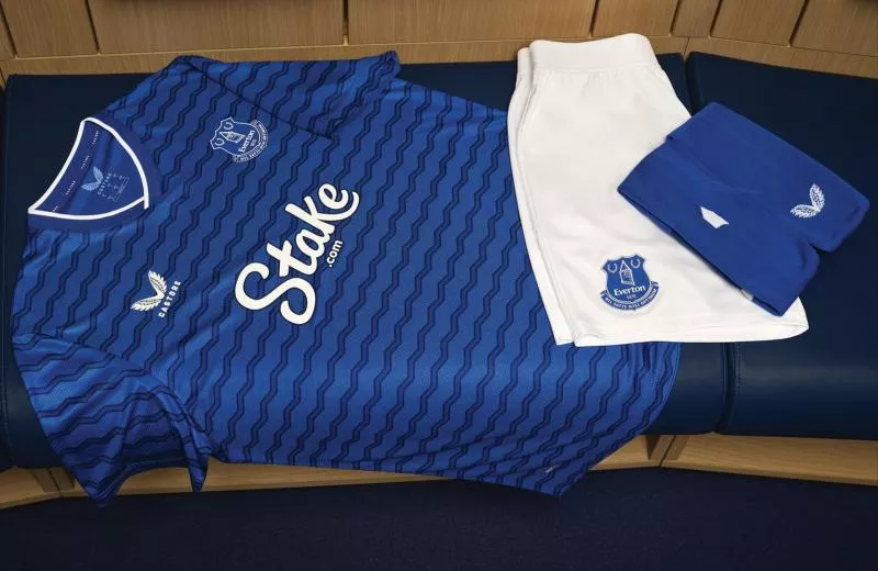 Everton dévoile son nouveau maillot domicile avec Castore