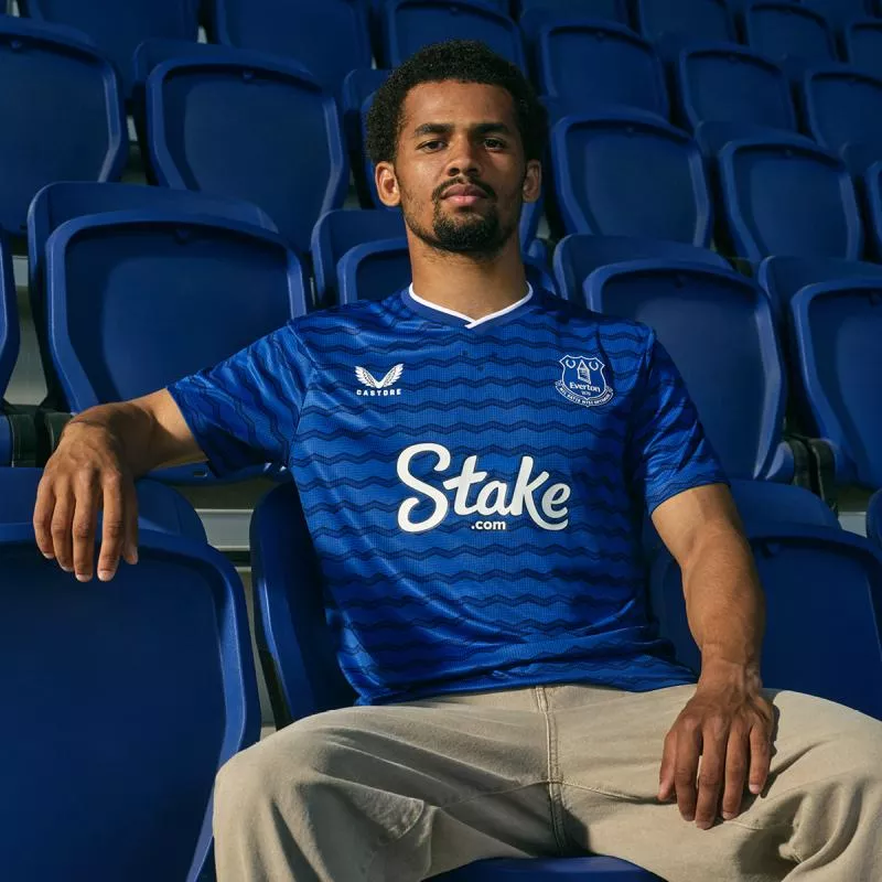 Everton dévoile son nouveau maillot domicile avec Castore