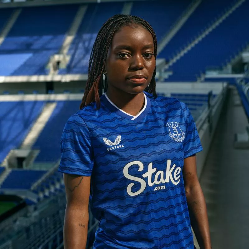 Everton dévoile son nouveau maillot domicile avec Castore