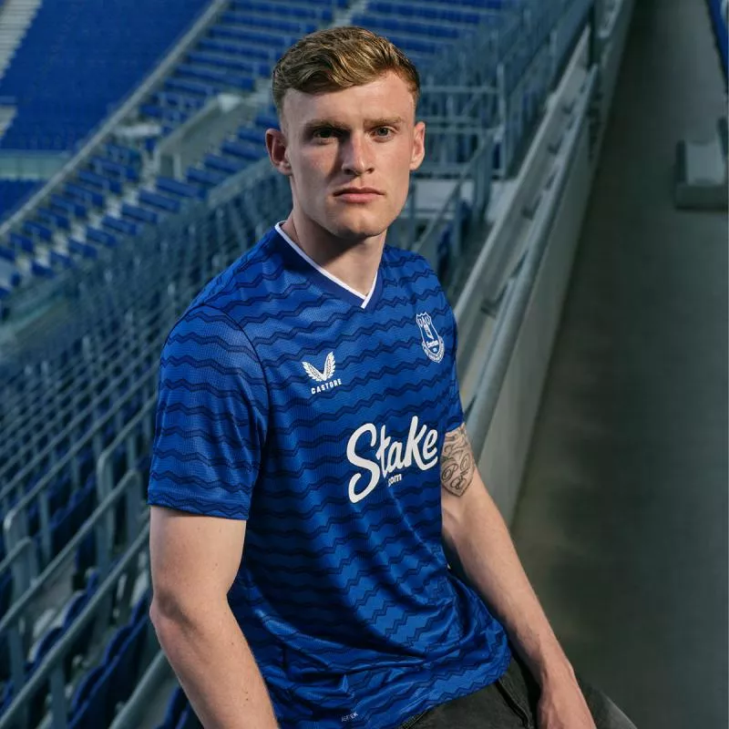 Everton dévoile son nouveau maillot domicile avec Castore