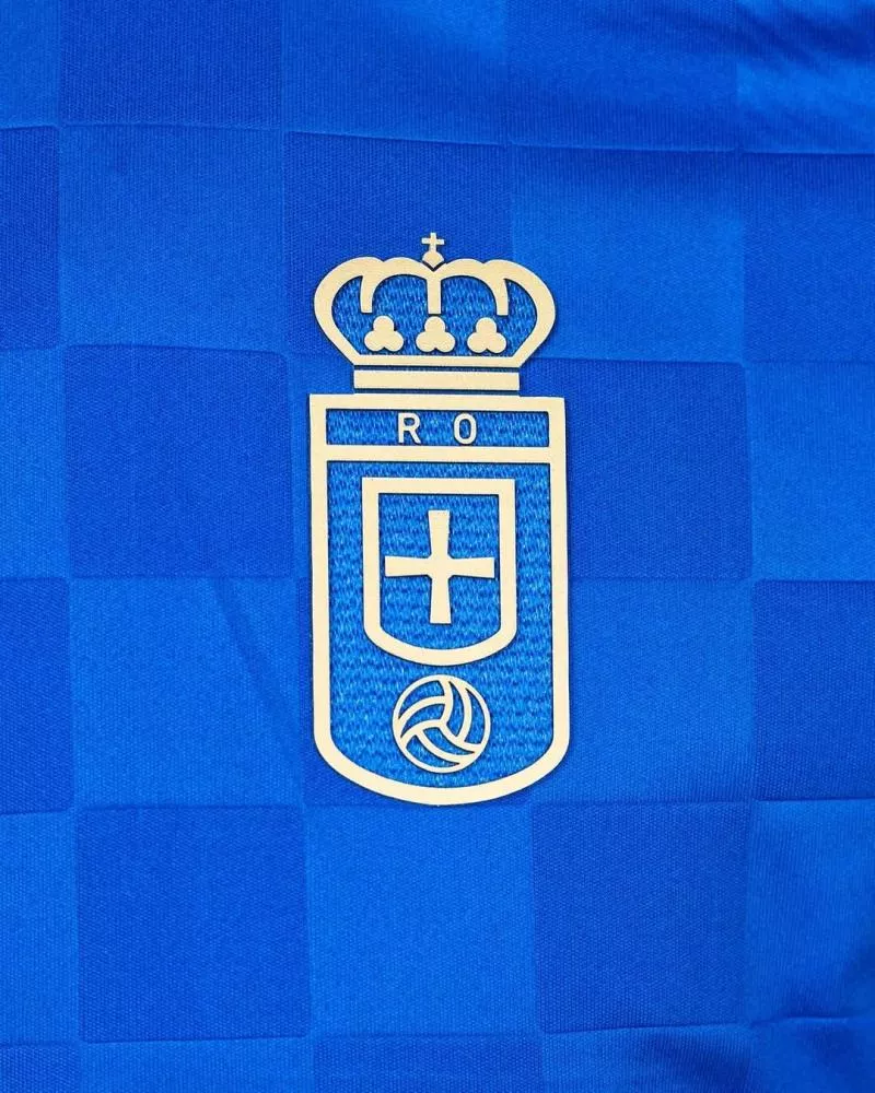Real Oviedo : le club de Santi Cazorla s'offre un élégant maillot domicile pour son centenaire