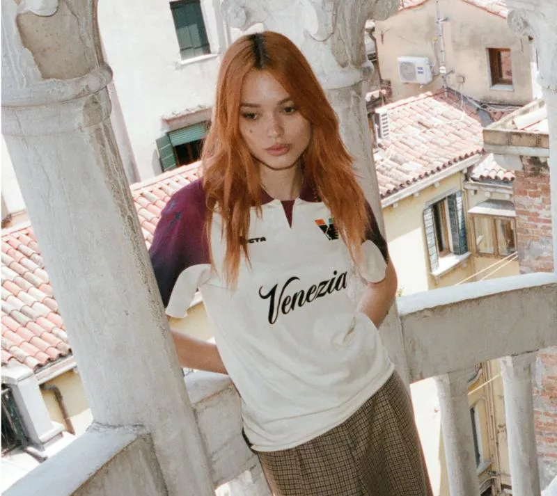 Le Venezia FC dévoile son maillot extérieur pour la saison 2025-2026