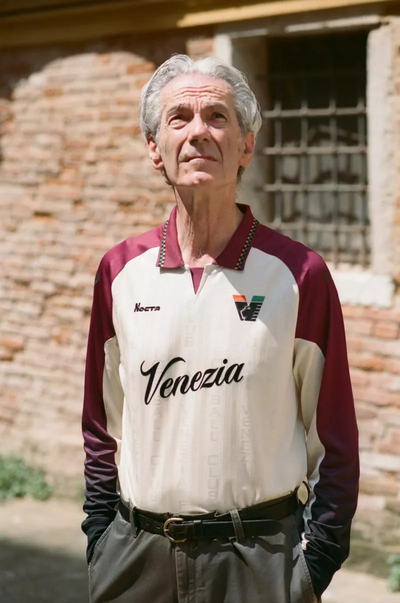 Le Venezia FC dévoile son maillot extérieur pour la saison 2025-2026