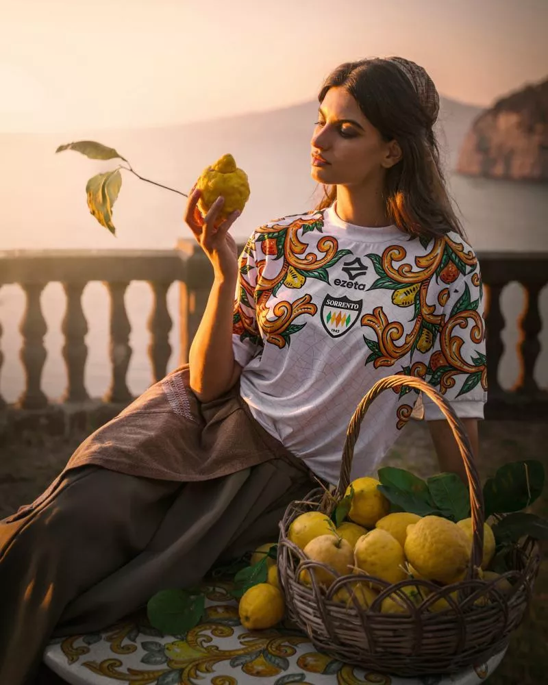 Sorrento Calcio 1945 fait la promo de son maillot avec un chevalier