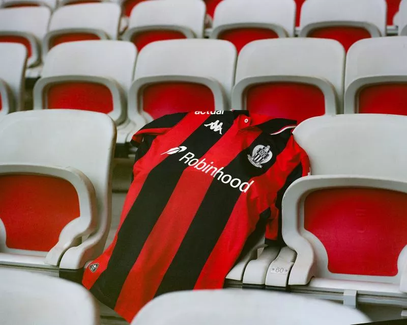 Kappa réalise un superbe maillot domicile pour l’OGC Nice