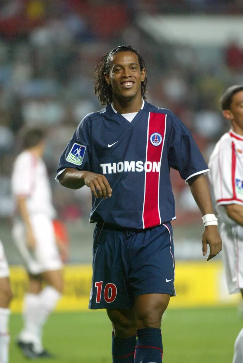 RONALDINHO - 17.08.2002 - PSG / Ajaccio - 3 eme journee de Division 1 Photo : Olivier Andrivon / Icon Sport   - Photo by Icon Sport