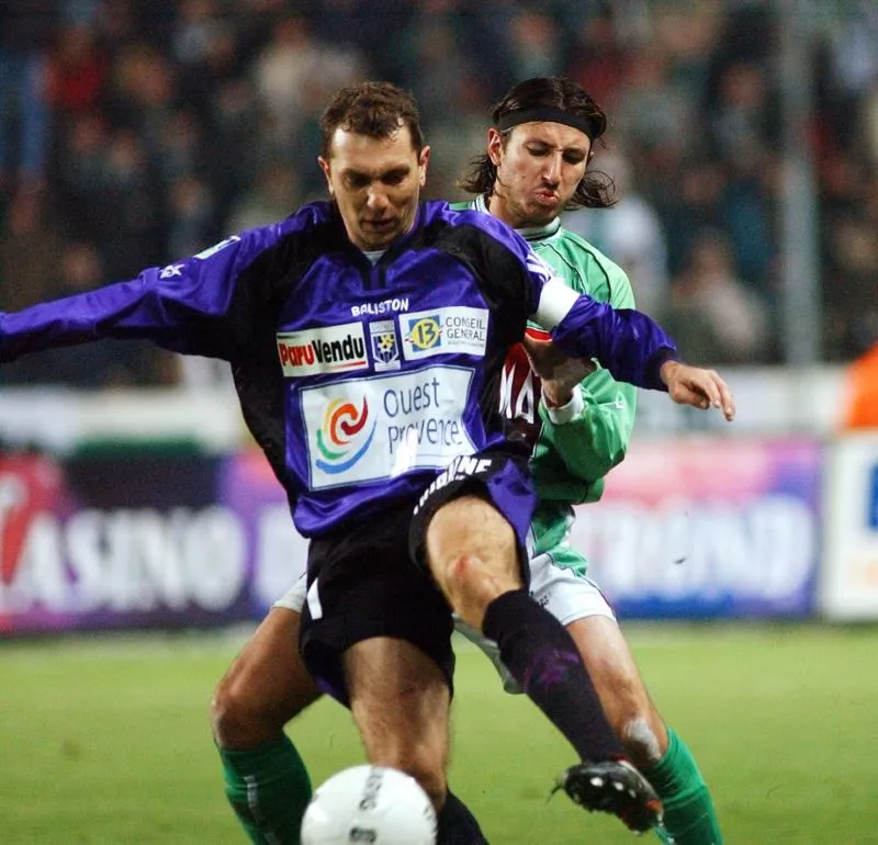 Xavier GRAVELAINE / Vincent HERNANDEZ - 07.11.2003 - Saint Etienne / Istres - Ligue 2 Photo : Jean Michel Bancet / Icon Sport   - Photo by Icon Sport