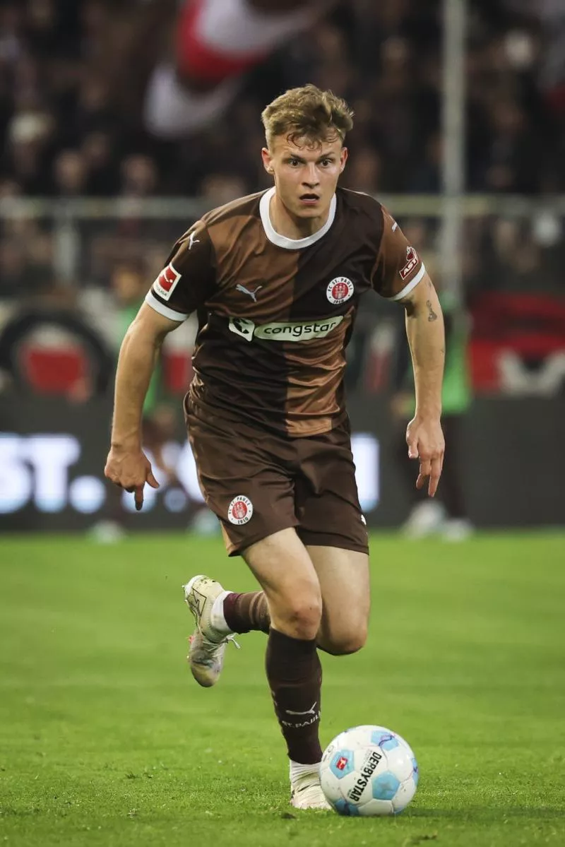 20 April 2025, Hamburg: Soccer: Bundesliga, FC St. Pauli - Bayer Leverkusen, Matchday 30, Millerntor-Stadion, St. Pauli's David Nemeth in action. Photo: Christian Charisius/dpa - IMPORTANT NOTE: In accordance with the regulations of the DFL German Football League and the DFB German Football Association, it is prohibited to utilize or have utilized photographs taken in the stadium and/or of the match in the form of sequential images and/or video-like photo series.   - Photo by Icon Sport