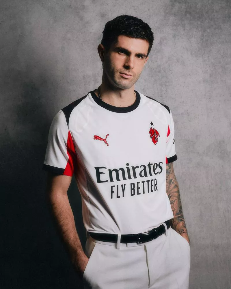 L'AC Milan revisite son blason sur son nouveau maillot extérieur
