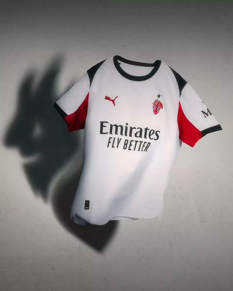 L'AC Milan revisite son blason sur son nouveau maillot extérieur