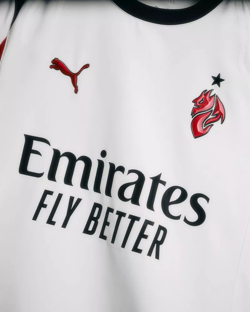 L'AC Milan revisite son blason sur son nouveau maillot extérieur