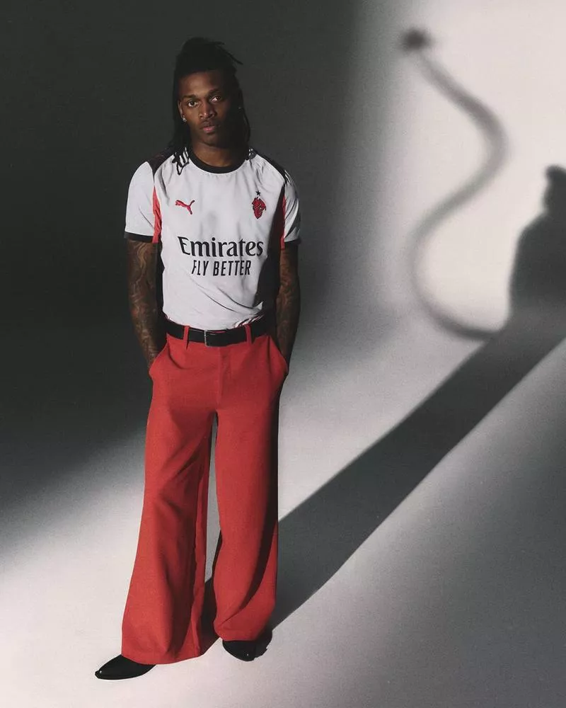 L'AC Milan revisite son blason sur son nouveau maillot extérieur
