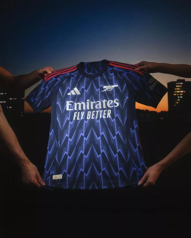 Arsenal lance un maillot extérieur stylé pour la saison 2025-2026