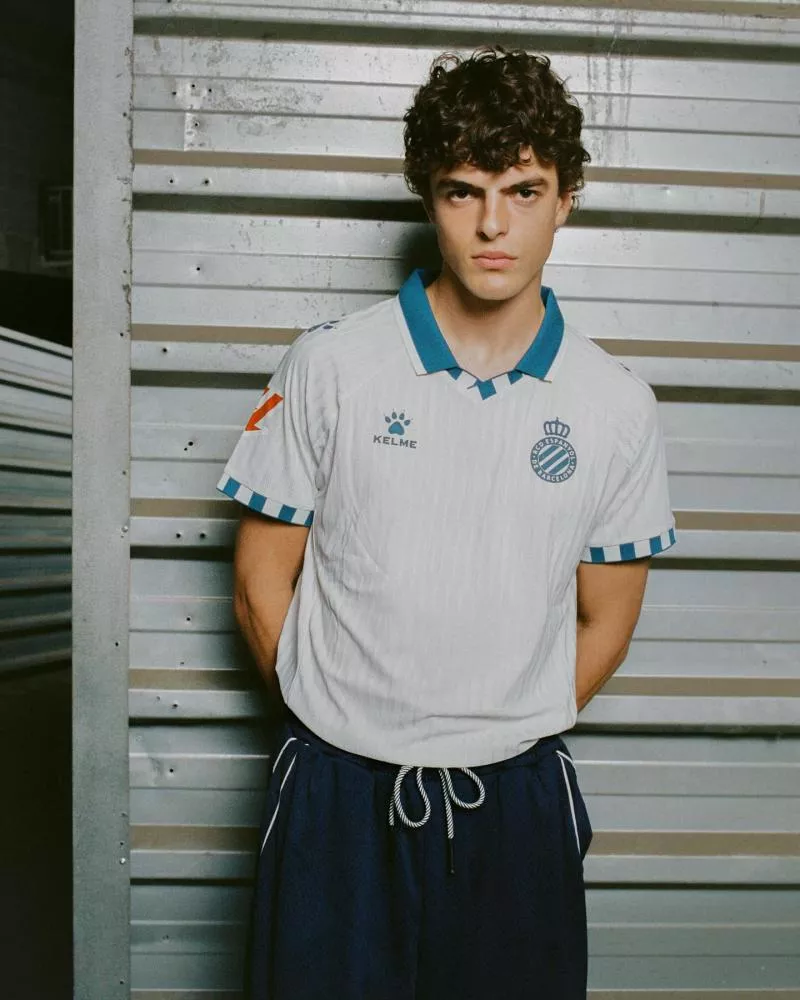 Les nouveaux maillots stylés de l'Espanyol Barcelone signés Kelme