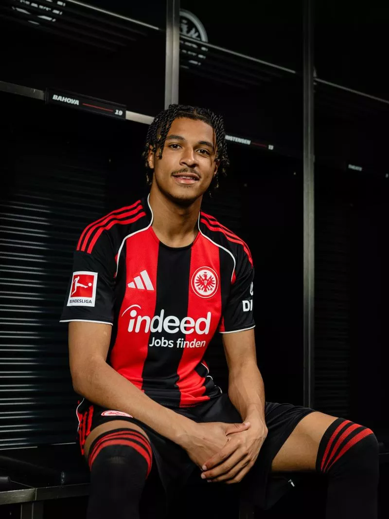 L'Eintracht Francfort passe chez adidas et dégaine son nouveau maillot domicile
