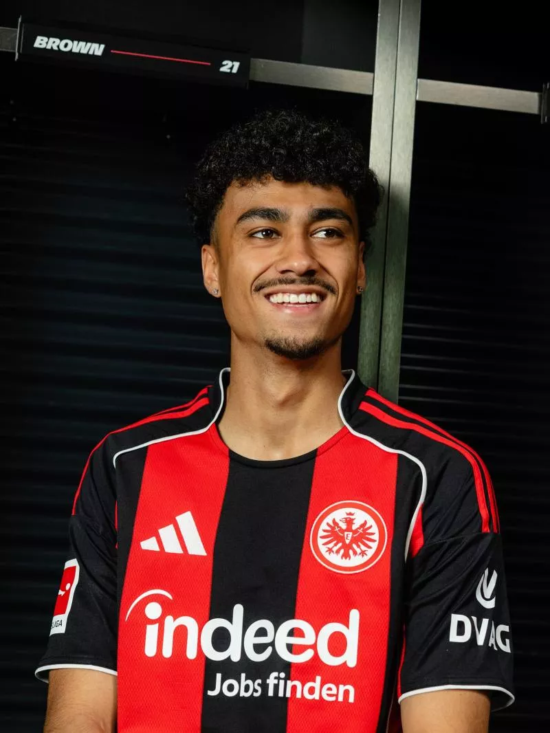 L'Eintracht Francfort passe chez adidas et dégaine son nouveau maillot domicile