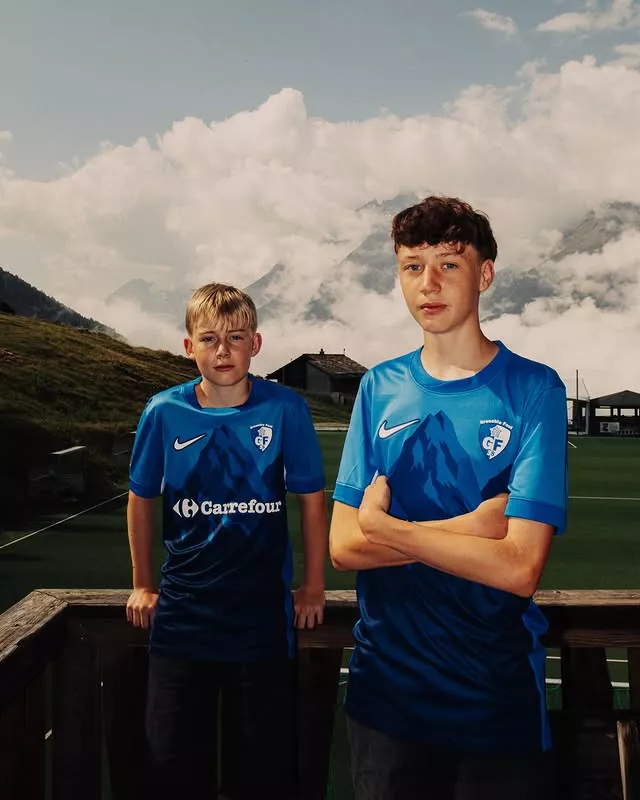 La chaîne des Alpes inspire le nouveau maillot domicile du Grenoble Foot 38