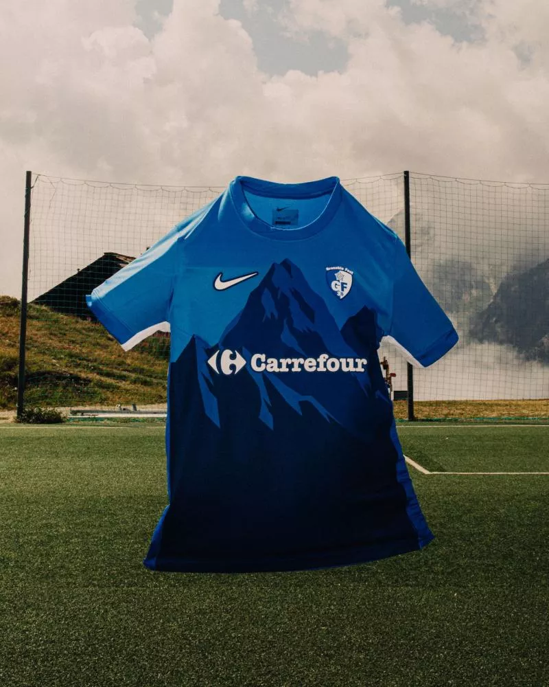 La chaîne des Alpes inspire le nouveau maillot domicile du Grenoble Foot 38