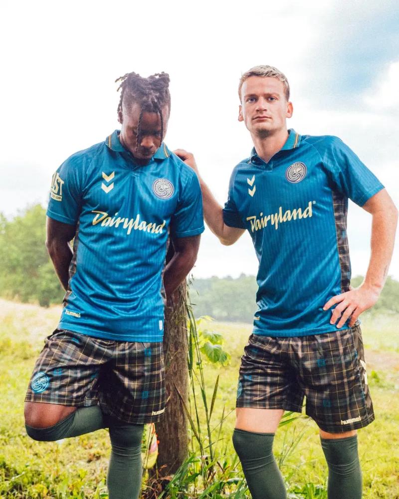 Un club du Wisconsin s’inspire du kilt écossais pour son maillot