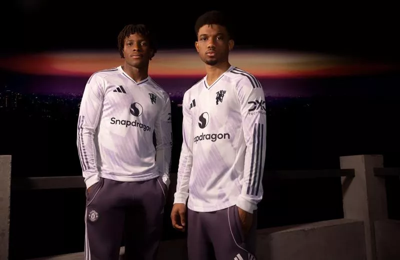Manchester United s’inspire des 90s sur son nouveau maillot extérieur
