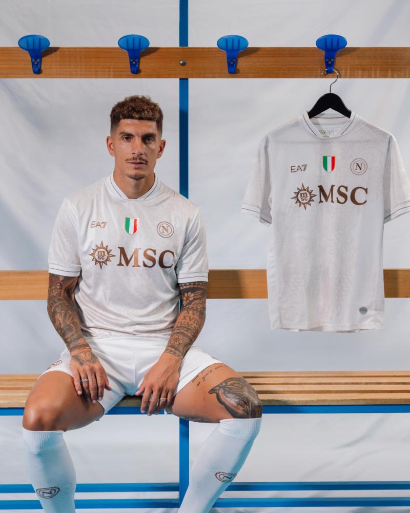 Naples dévoile ses nouveaux maillots pour la saison 2025-2026