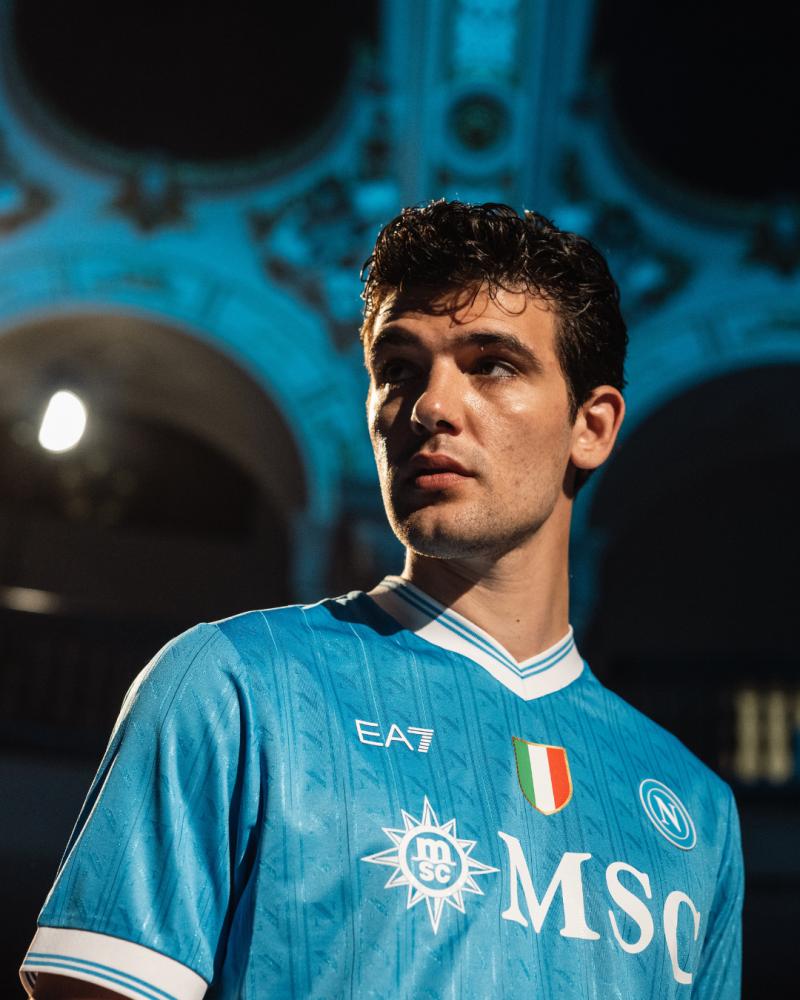 Naples dévoile ses nouveaux maillots pour la saison 2025-2026