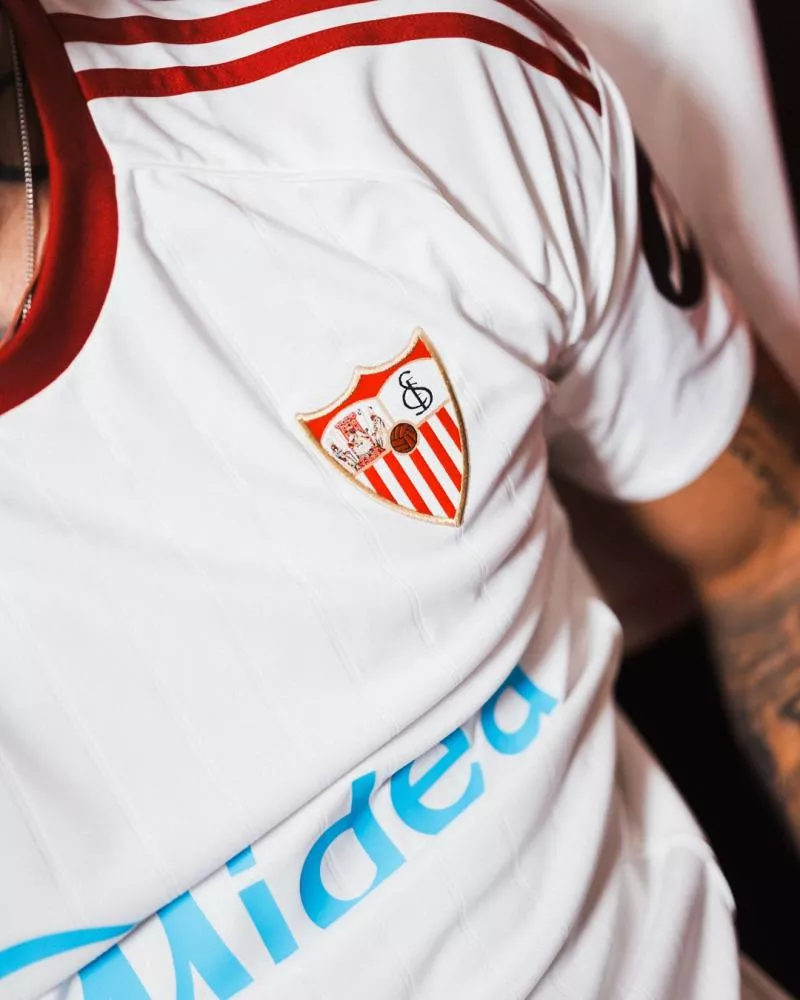 Le Séville FC passe chez adidas et révèle son nouveau maillot domicile
