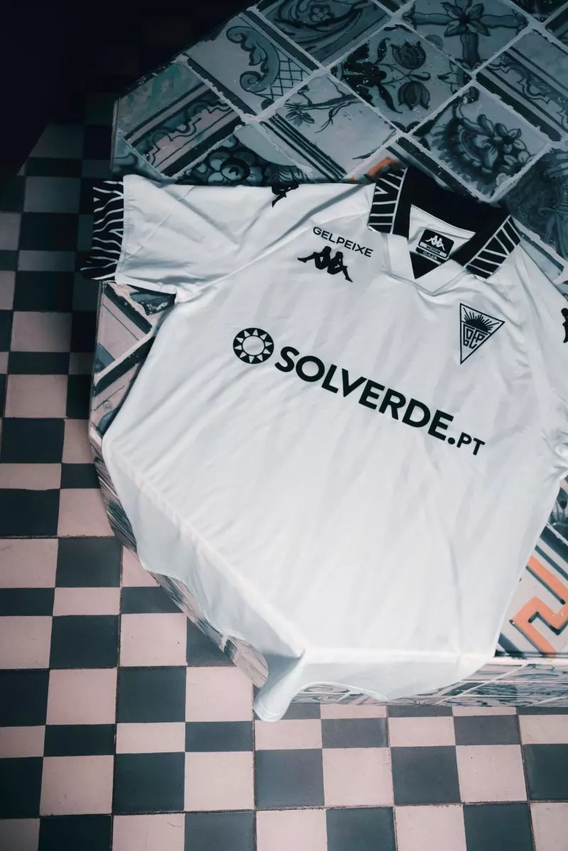 Estoril Praia dévoile un maillot extérieur qui sent bon l’Atlantique