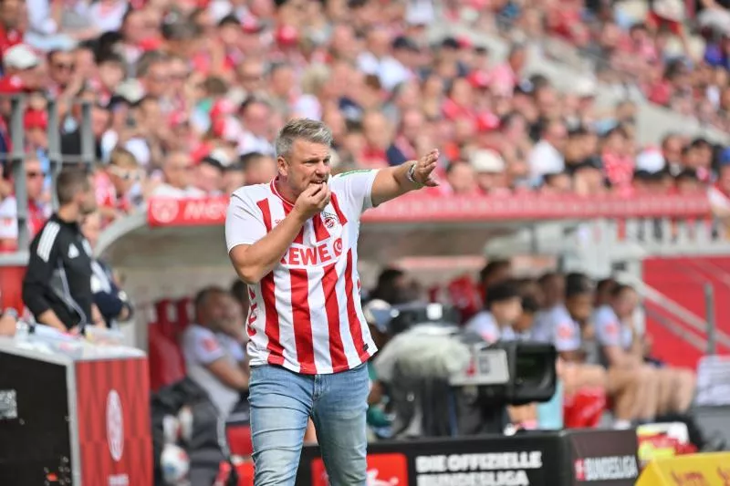 Quand l’entraineur de Cologne dégaine un maillot de foot sur son banc