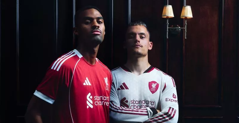 Liverpool dévoile ses nouveaux maillots 25-26 avec adidas !