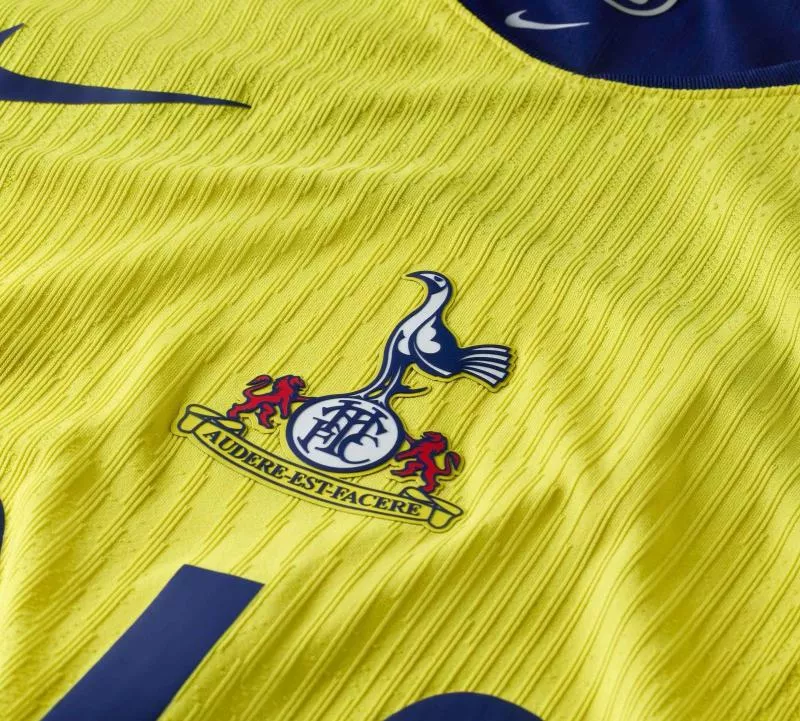 Nike remet au goût du jour le template Total 90 sur le maillot third de Tottenham