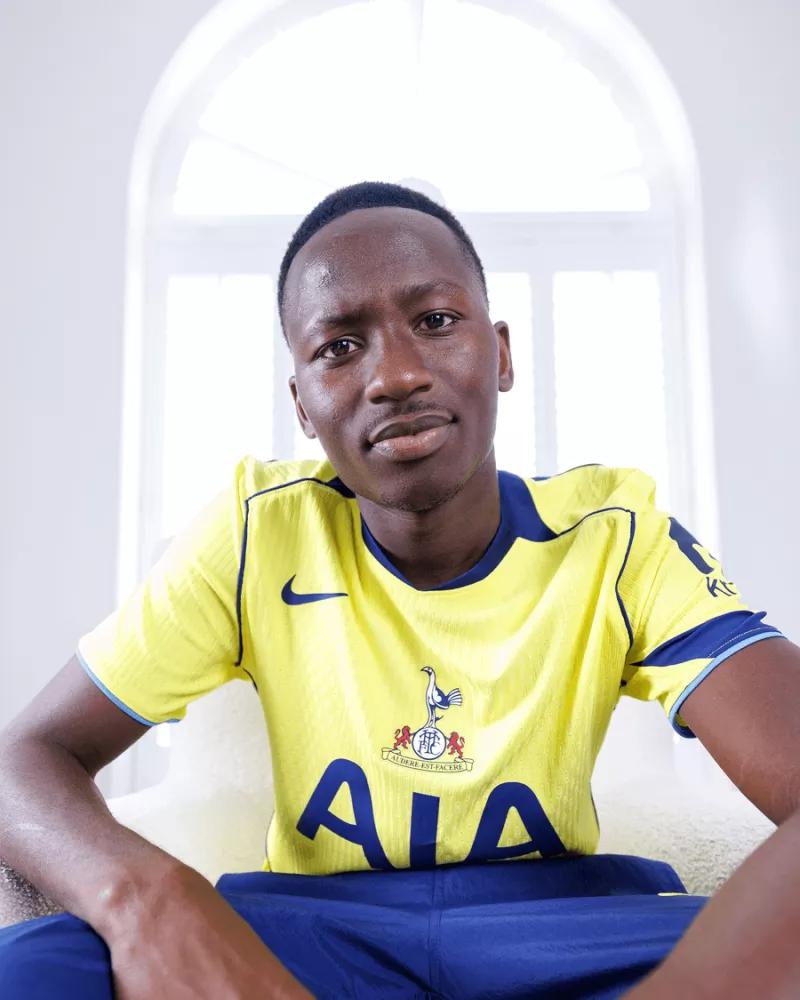 Nike remet au goût du jour le template Total 90 sur le maillot third de Tottenham
