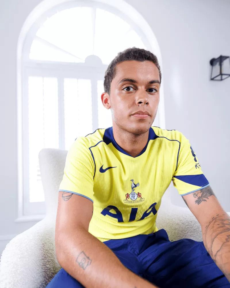 Nike remet au goût du jour le template Total 90 sur le maillot third de Tottenham