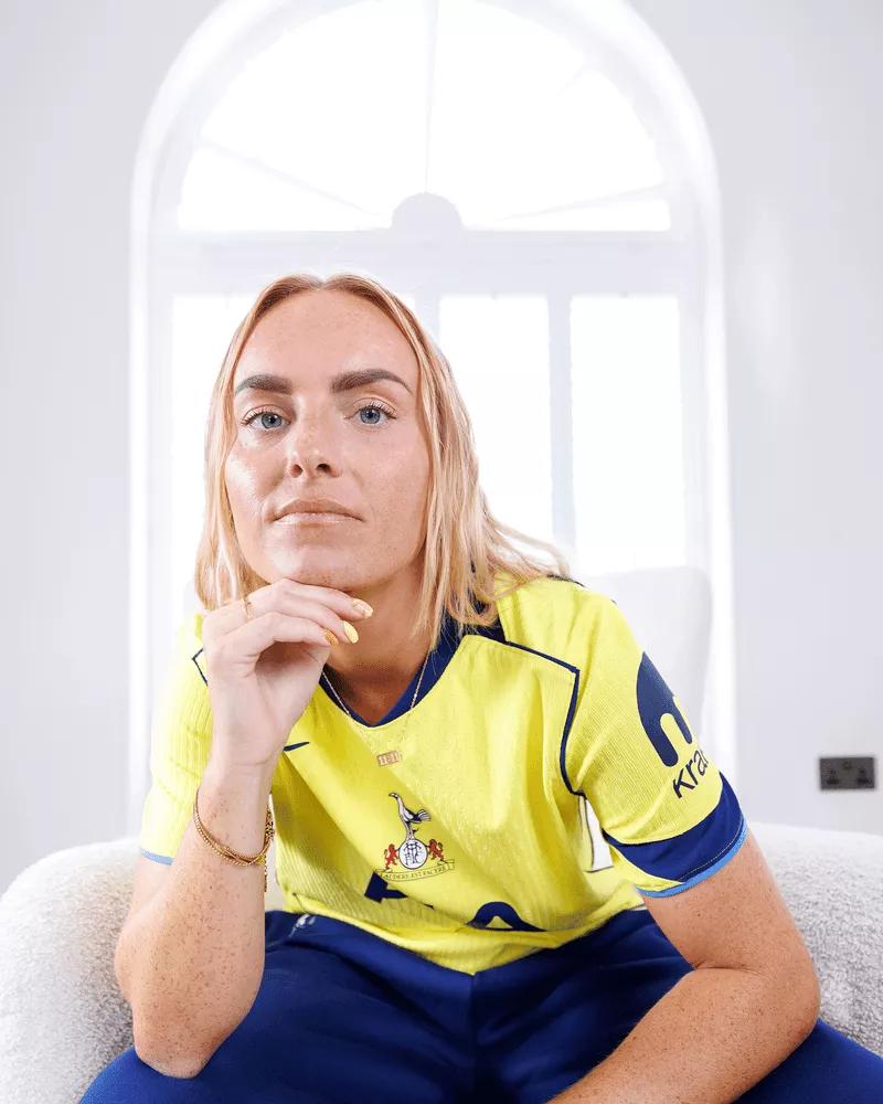 Nike remet au goût du jour le template Total 90 sur le maillot third de Tottenham