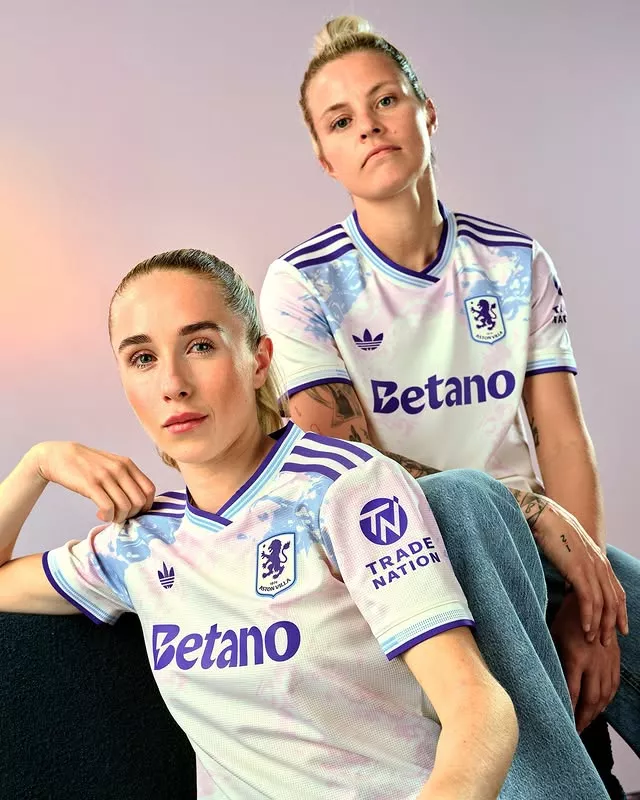 Le trèfle d'adidas débarque sur le maillot third d'Aston Villa