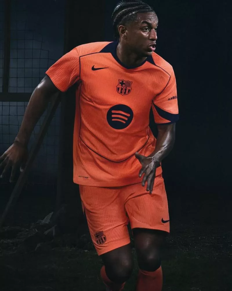 Le FC Barcelone sort un nouveau maillot third avec le retour du Total 90