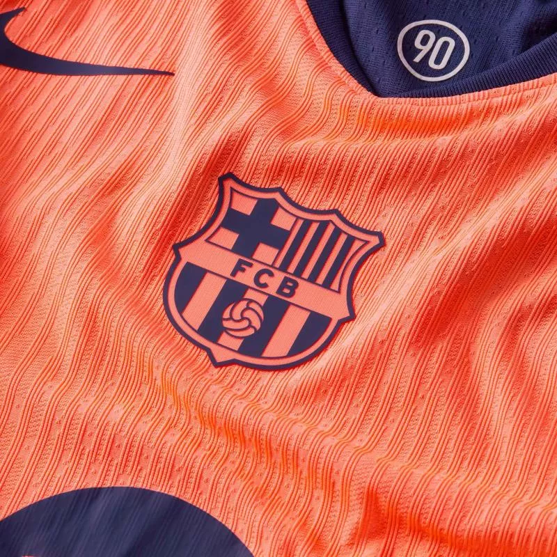 Le FC Barcelone sort un nouveau maillot third avec le retour du Total 90