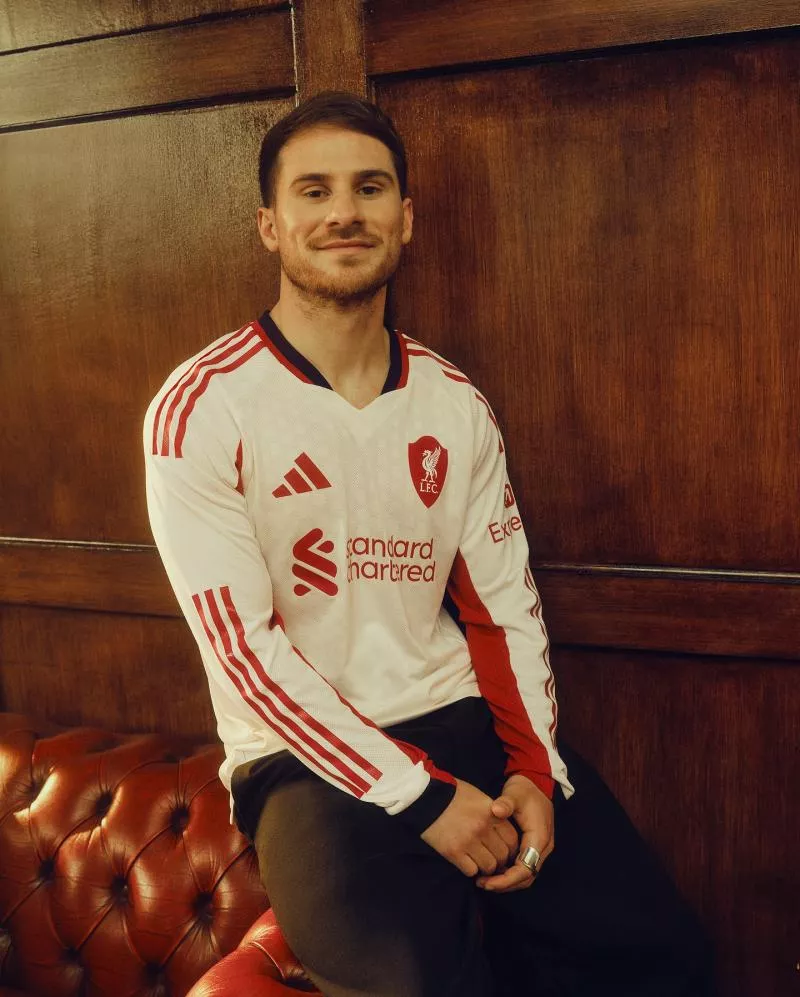Liverpool dévoile ses nouveaux maillots 25-26 avec adidas !