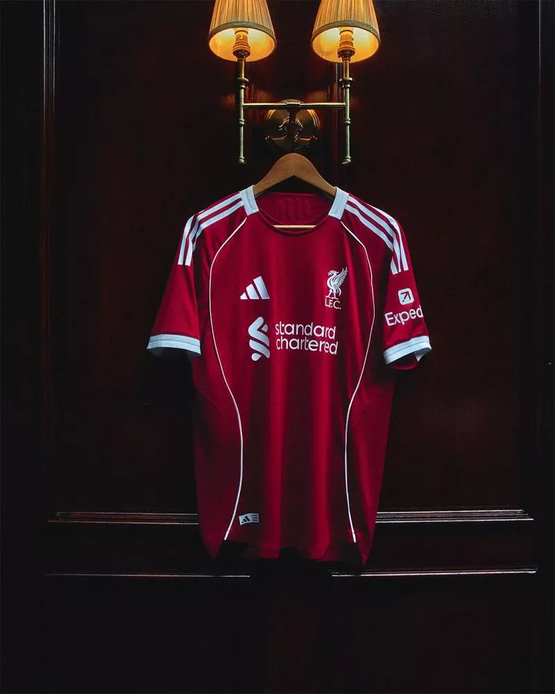 Liverpool dévoile ses nouveaux maillots 25-26 avec adidas !