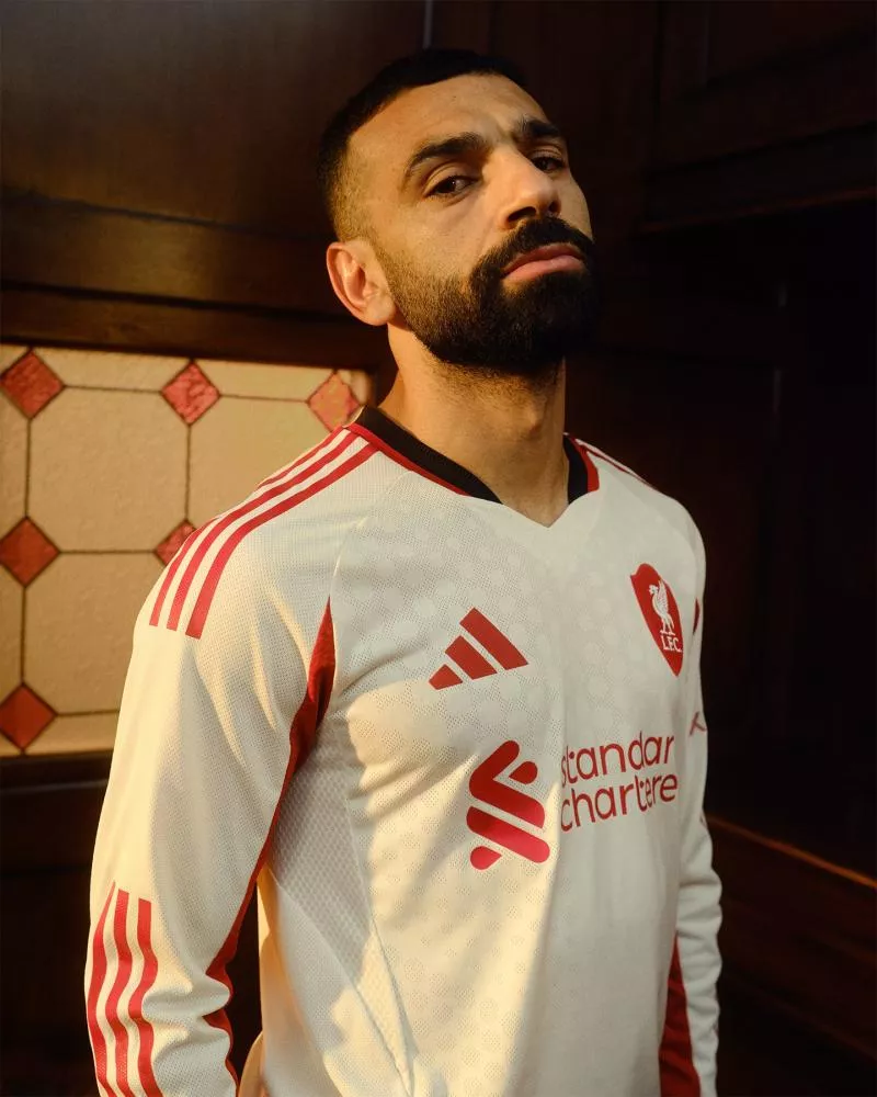 Liverpool dévoile ses nouveaux maillots 25-26 avec adidas !