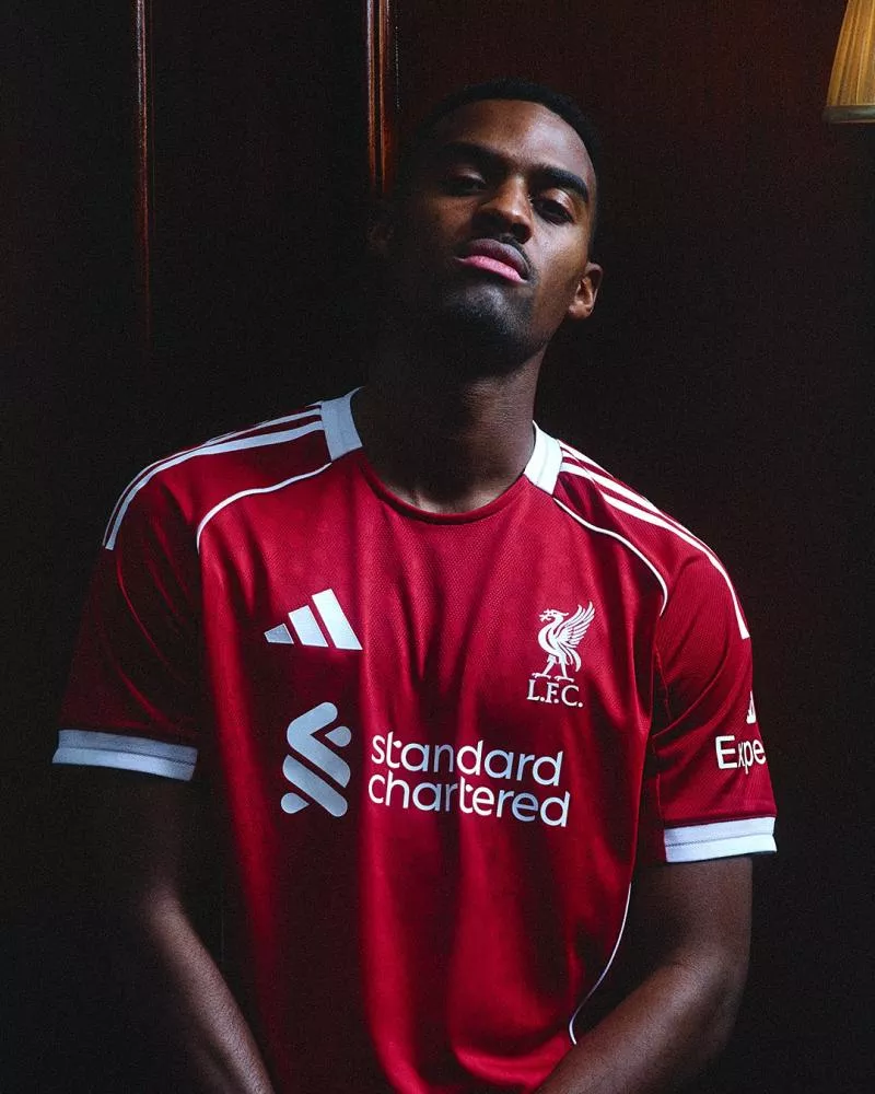 Liverpool dévoile ses nouveaux maillots 25-26 avec adidas !
