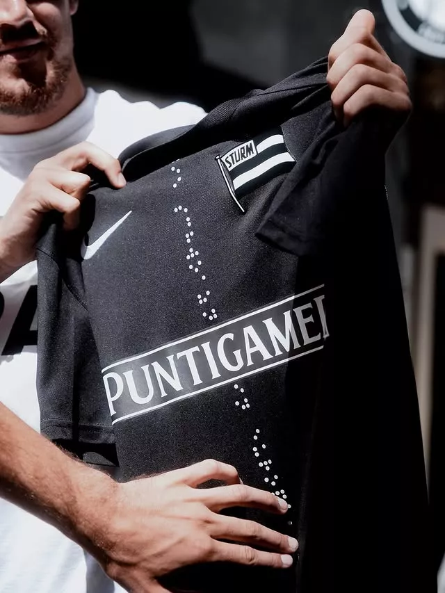 Du braille sur les nouveaux maillots européens du Sturm Graz