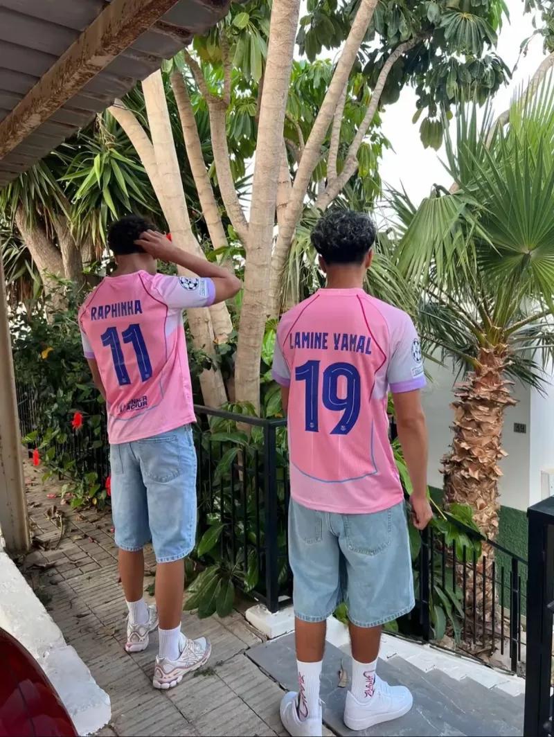 L'incroyable succès du faux maillot rose du FC Barcelone
