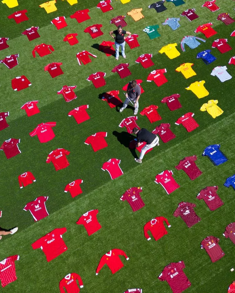 Un fan de Liverpool bat un record du monde avec... 1047 maillots