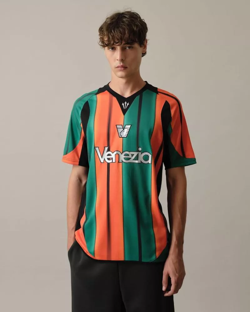 Le Venezia FC dégaine son nouveau maillot third avec NOCTA