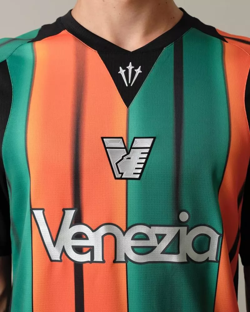 Le Venezia FC dégaine son nouveau maillot third avec NOCTA