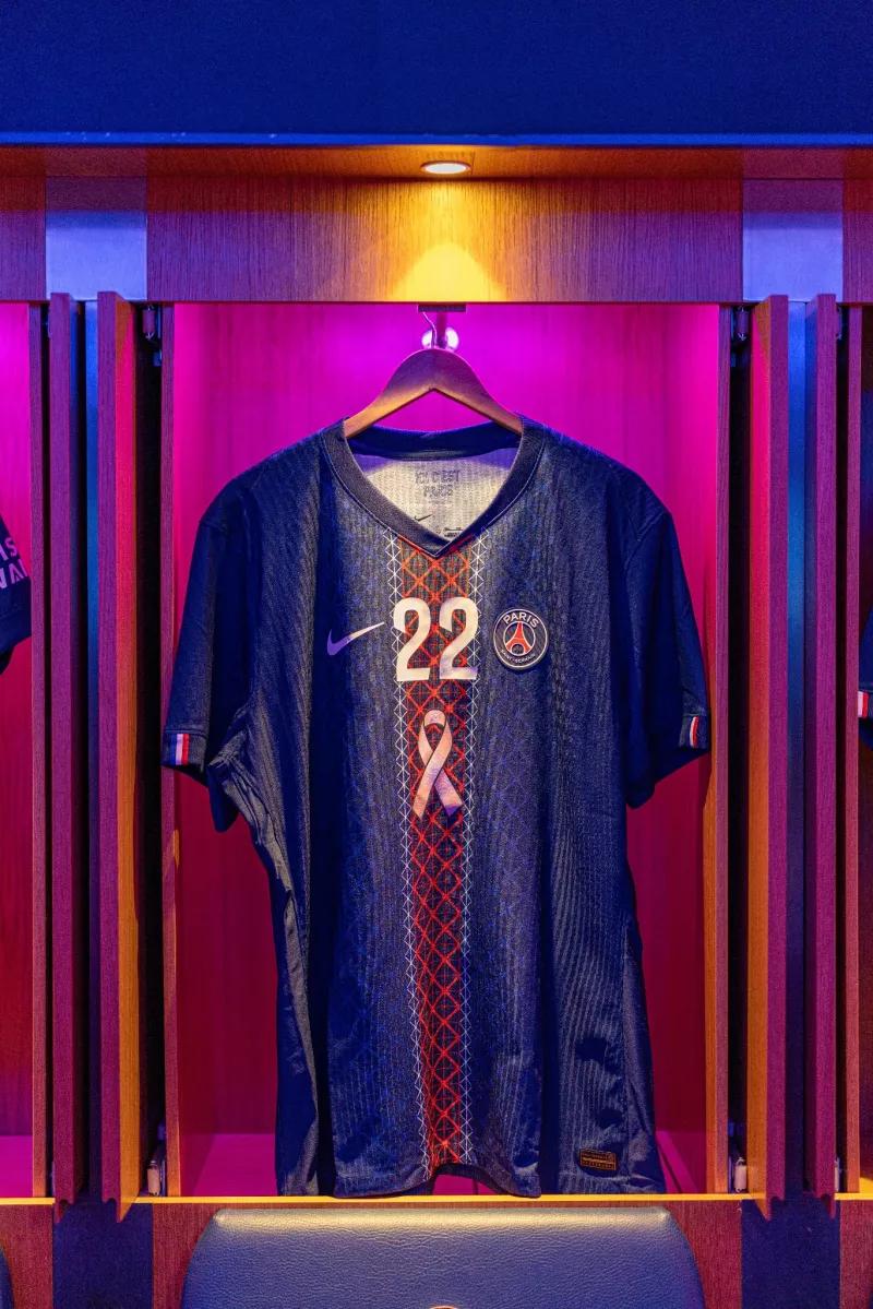 Le ruban d'Octobre Rose débarque sur les maillots du PSG