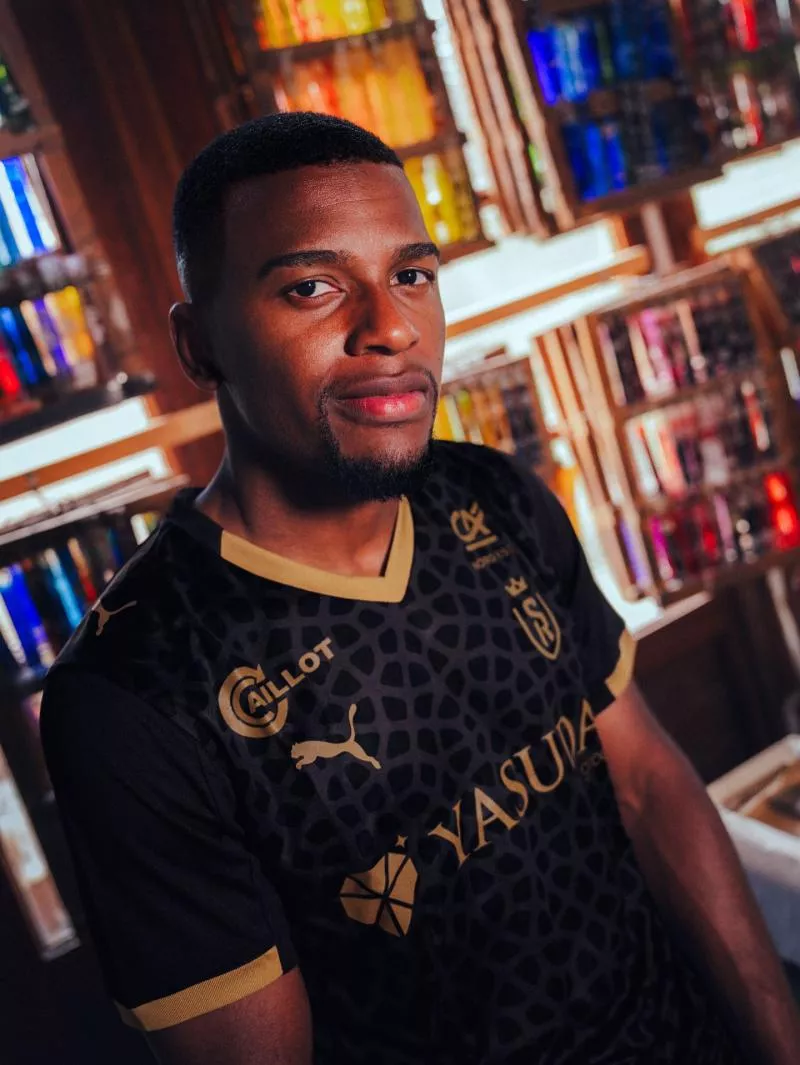 Le Stade de Reims sort un maillot inspiré des vitraux de la Cathédrale (de Reims)