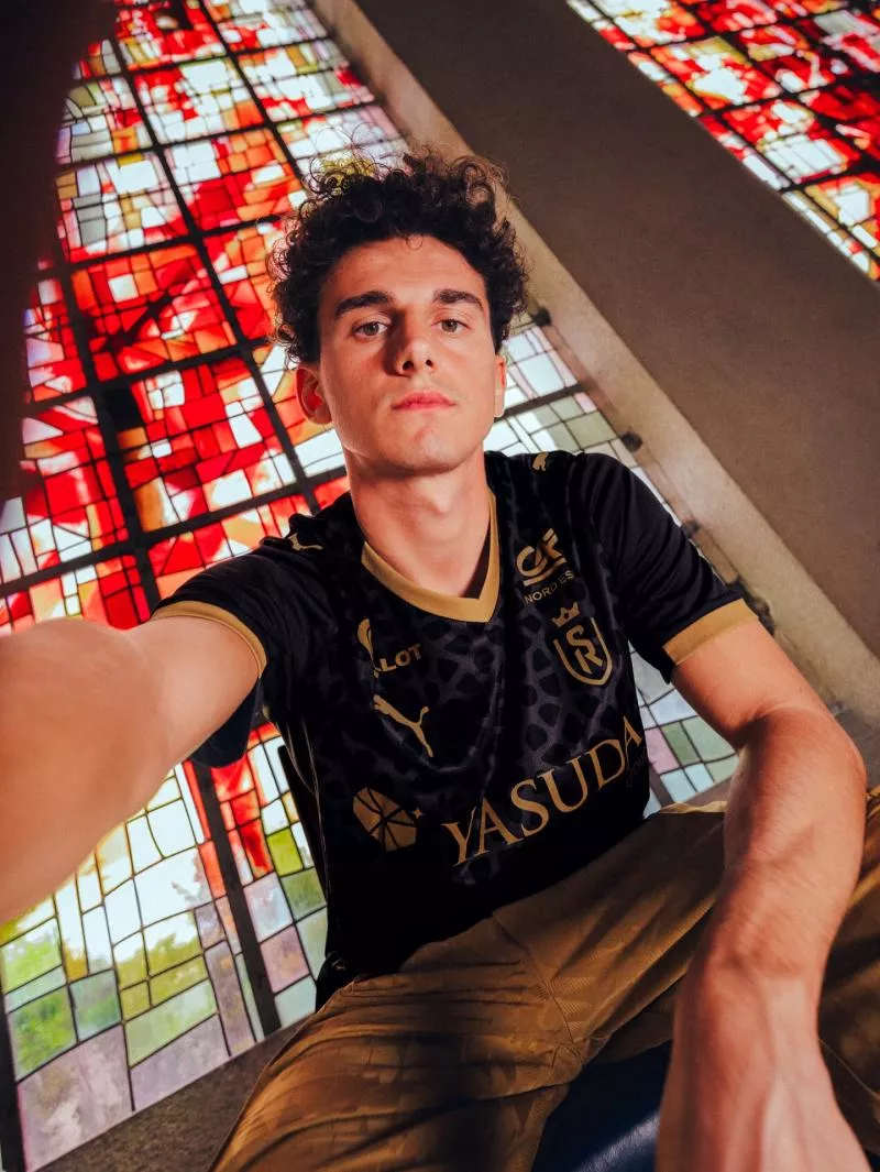 Le Stade de Reims sort un maillot inspiré des vitraux de la Cathédrale (de Reims)