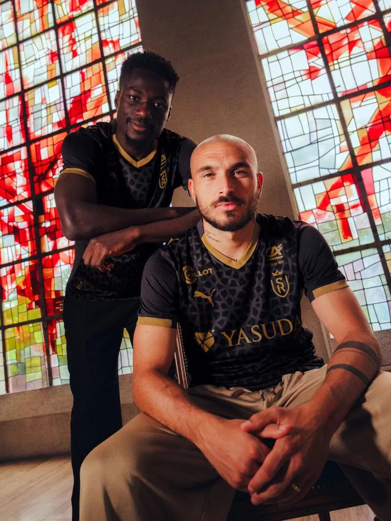 Le Stade de Reims sort un maillot inspiré des vitraux de la Cathédrale (de Reims)